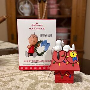 Hallmark Peanuts Snoopy Red Doghouse and A Comfy Christmas for Linus
